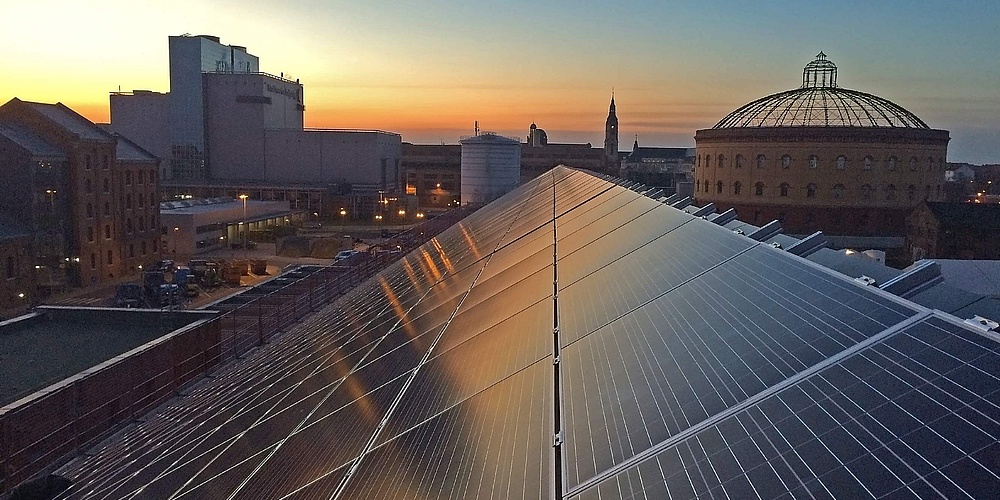Hier sehen Sie die Solaranlage auf der Kabelhalle in Leipzig