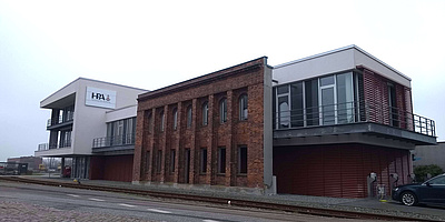 Das Bild zeigt das Hafenbahngebäude in der Hamburger Altstadt von außen.