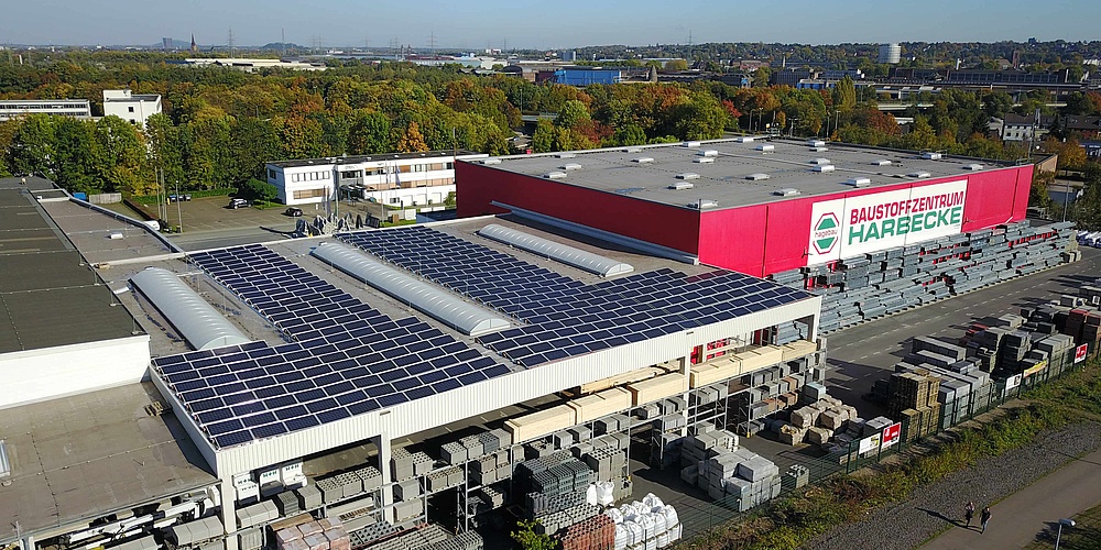 Hier sehen Sie die PV-Anlage auf dem Dach des Baustoffzentrums in Mühlheim an der Ruhr