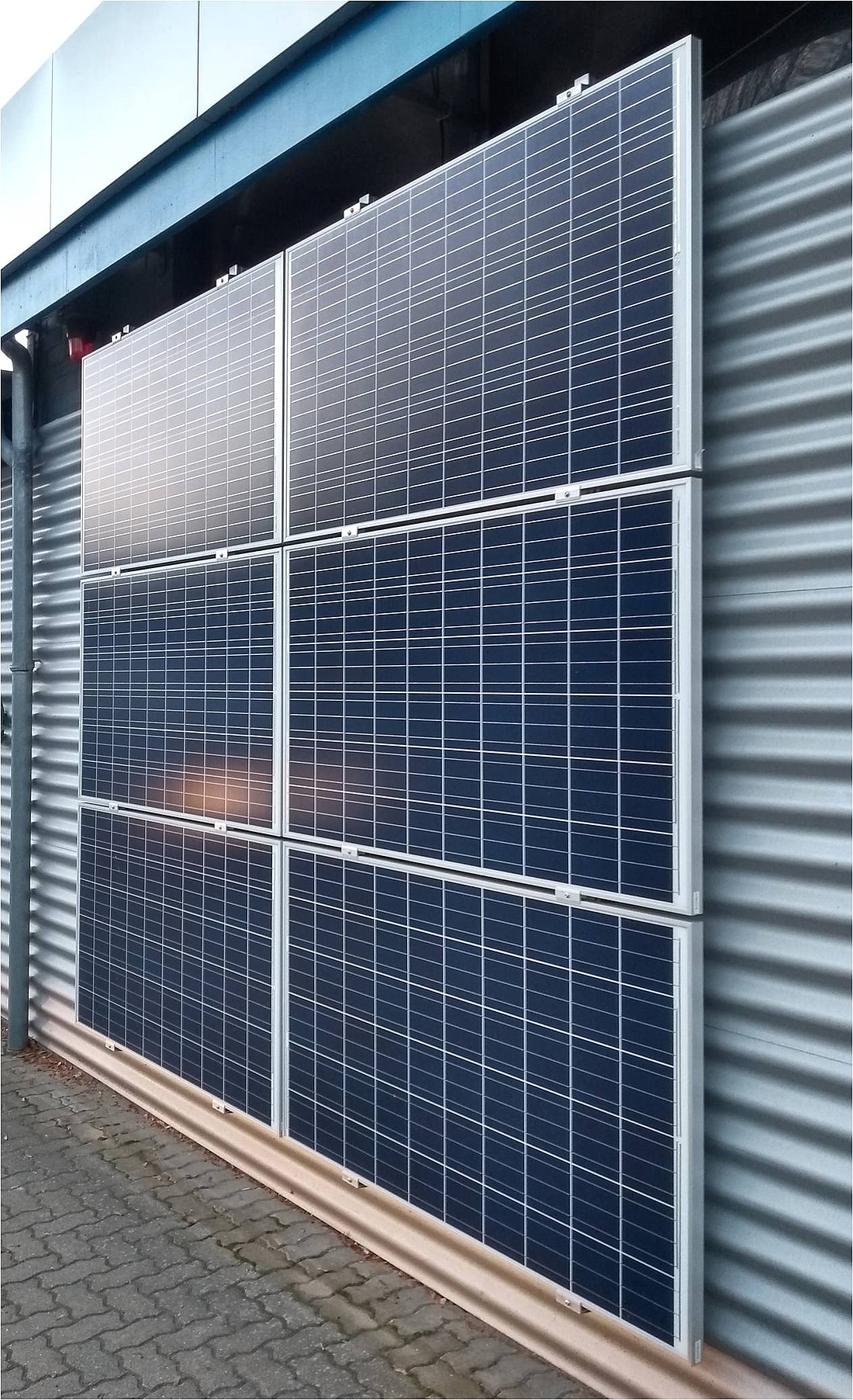Solarmodule an einer Wellblech-Fassade (Foto: energie-experten.org)