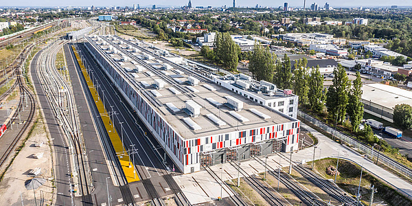 Das Bild zeigt das ICE-Instandhaltungswerk in Köln (Foto: Deutsche Bahn AG)