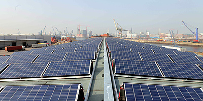 Das Bild zeigt die Solaranlage auf dem Kaischuppen in Hamburg.