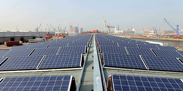 Das Bild zeigt die Solaranlage auf dem Kaischuppen in Hamburg.