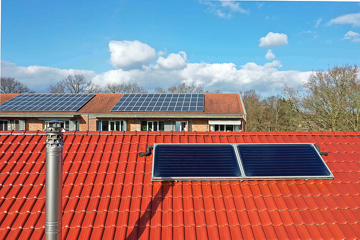 Typische Solarwärmeanlage für ein Einfamilienhaus für die Brauchwasserbereitung mit 2 Kollektoren. (Foto: energie-experten.org)