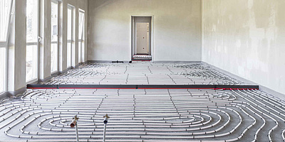 Das Bild zeigt einen weiteren Raum mit der verlegten Fußbodenheizung.