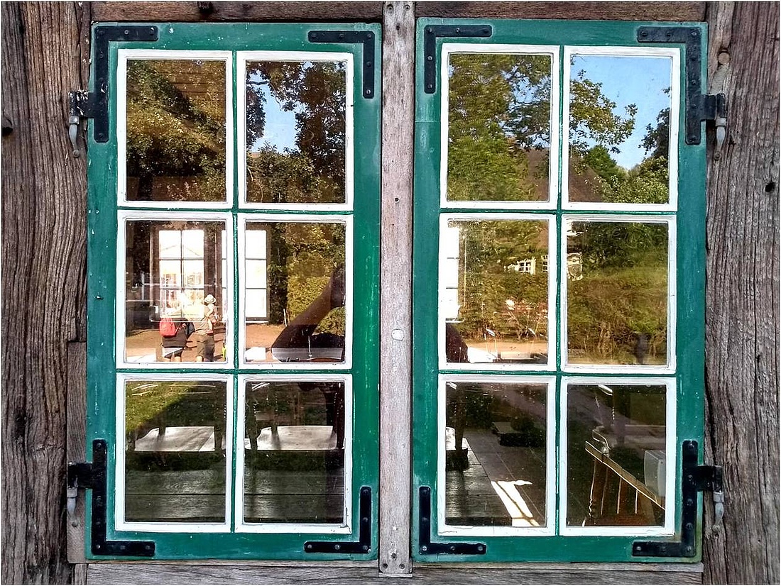 Restaurierte Holzfenster mit glasteilenden Sprossen in einem ehemaligen Stall eines Bauernhofes im Alten Land im nördlichen Niedersachsen (Foto: energie-experten.org)