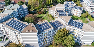 SOLARIMO installierte PV-Module auf dem Dach in der Bochumer Stiftstraße, die ca. 17.000 kg CO2 pro Jahr einsparen. (Foto: SOLARIMO)