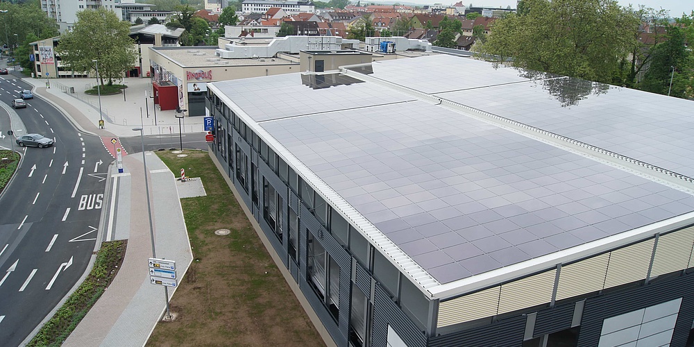 Das Bild zeigt die Solaranlage auf dem Parkhaus Kinopolis in Hanau.