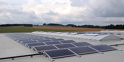 Das Bild zeigt die Solaranlage auf dem Dach des Möbelhauses.