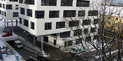 Das Bild zeigt den Bürokomplex von außen.