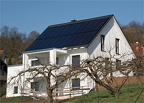 Auf dem Dach dieses 271 qm großen Sonnenhauses sind 42 qm Solarkollektoren und 24 qm Solarmodule installiert. (Foto: Markus Rupp Bauunternehmen / Sonnenhaus Institut e.V.)