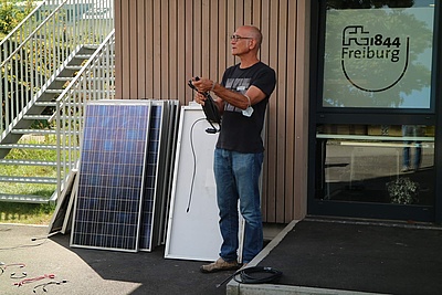 In Workshops vermittelt der Verein Balkon.Solar e.V. aus Freiburg, wie man aus gebrauchten Solarmodulen sich selber ein Balkonkraftwerk baut. (Foto: Balkon.Solar e.V.)