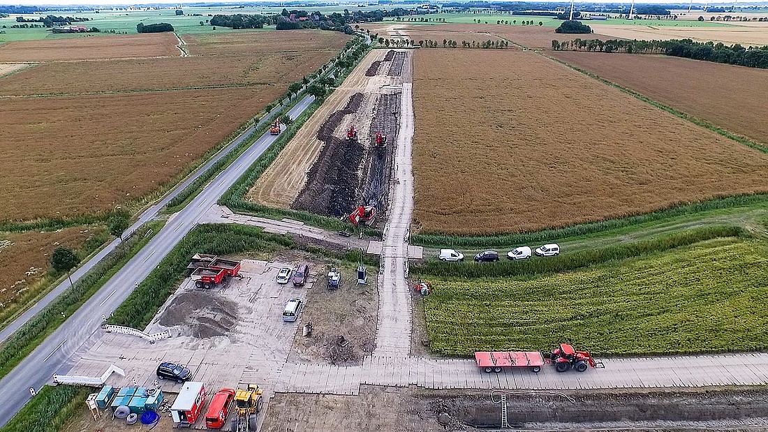 Luftaufnahmen von den Bauarbeiten der Gleichstrom-Erdkabelverlegung im Jahr 2015 im Projekt BorWin3 bei Emden (Foto: TenneT TSO GmbH)