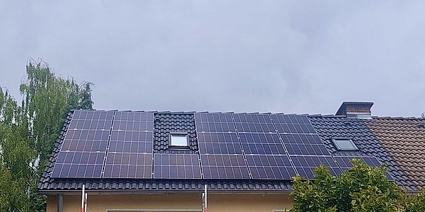 Dach eines Einfamilienhauses mit Solaranlage