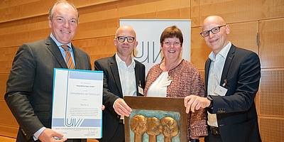 Das Bild zeigt Beteiligte bei der Preisverleihung an die HanseWerk Natur in Hamburg.