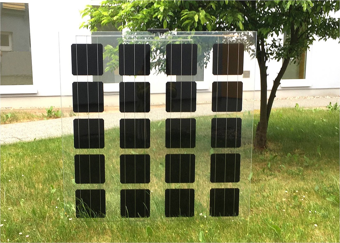 Das transparente, monokristalline Glas-Glas-Photovoltaik-Modul Elegante von aleo solar lässt sich in architektonisch anspruchsvolle Glasdächern, als Fenster oder in Gebäude als Solarfassade integrieren. (Foto: aleo solar GmbH)
