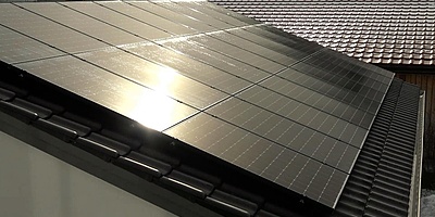 Hier sehen Sie die Solaranlage auf dem Dach des Wohn- und Geschäftshauses in Edling