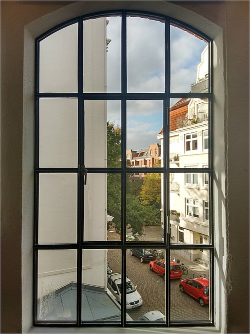 Fenster mit Stichbogen sind häufig in älteren Fassaden integriert. Die Bogenform löst dabei die starren Ecken auf und lässt das Fenster größer wirken. (Foto: energie-experten.org)