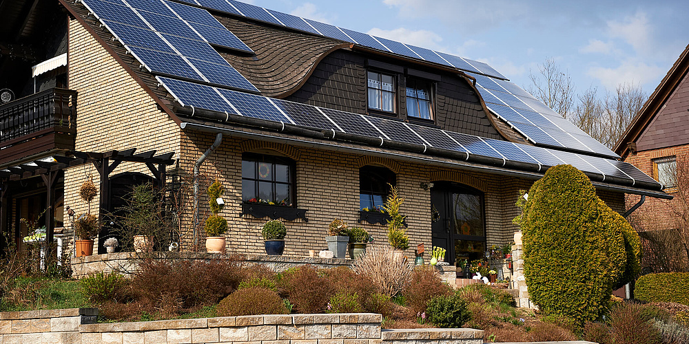 Das Bild zeigt ein Einfamilienhaus mit einer Solaranlage.