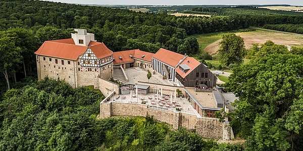 Das Bild zeigt die Burg Scharfenstein im Eichsfeld in Thüringen.