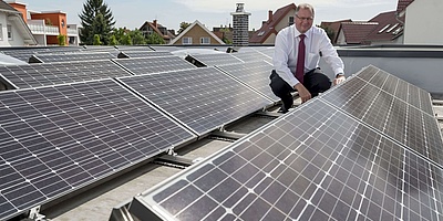 Hier sehen Sie die Solaranlage auf dem Dach des Bungalows in Ruesselsheim