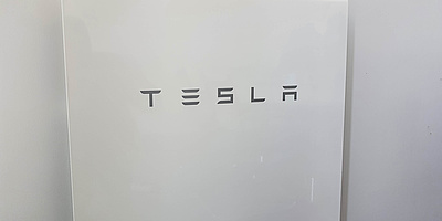Das Bild zeigt einen Tesla Batterie-Speicher (Foto: Gexx aeroSol GmbH)