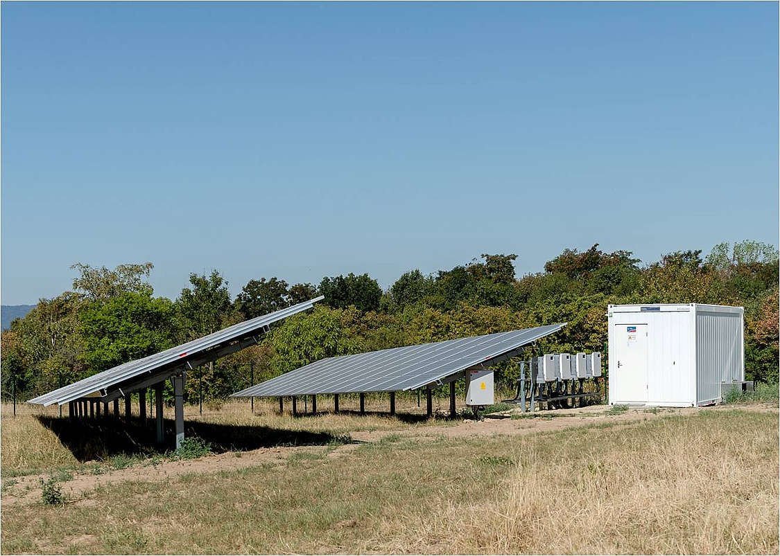 IBC SOLAR. hat jetzt einen 750 kWp Solarpark mit 1.500 Volt DC-Spannung mit String-Wechselrichtern für die Solar Technology AG im hessischen Niestetal errichtet. (Foto: SMA Solar Technology AG)