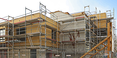 Das Foto zeigt das Gebäude in der Bauphase.