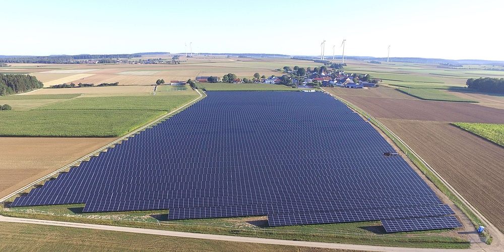 Hier sehen Sie eine Luftaufnahme des Solarparks Berching