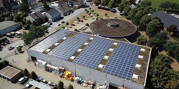 Hier sehen Sie die Solaranlage auf dem Dach der Schmidt-Rudersdorf Handel und Dienstleistungen GmbH & Co. KG 