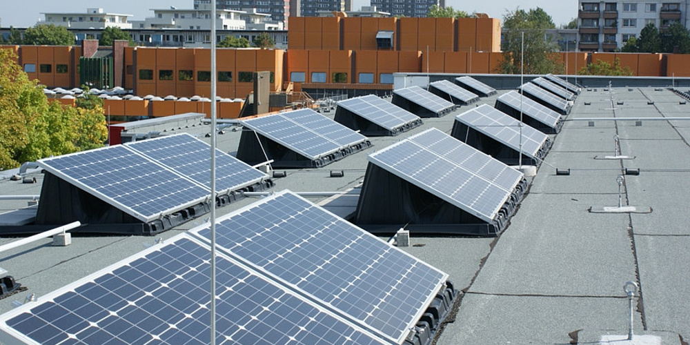 Das Bild zeigt die Solaranlage auf der Schule.