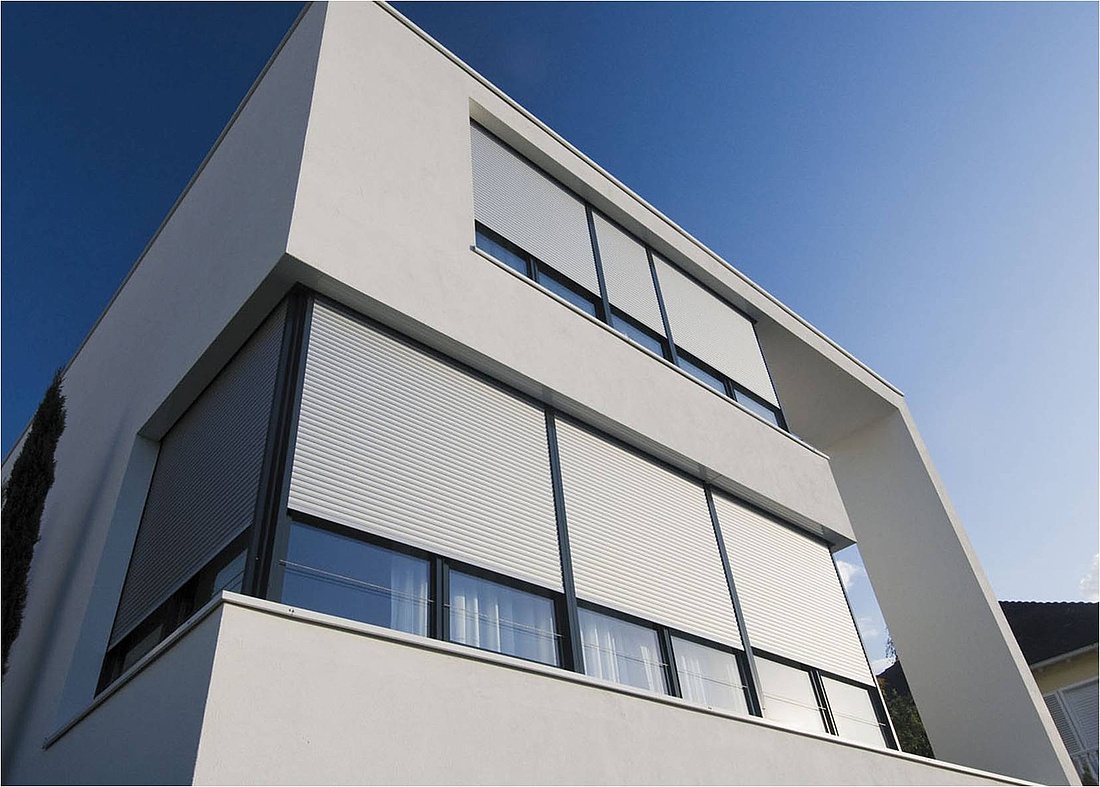 Außenliegende Sonnenschutz-Techniken wie Fenster-Rollläden lassen sich optisch ansprechend in die Hausarchitektur einfügen. (Foto: Verband Fenster + Fassade/ ROMA KG)