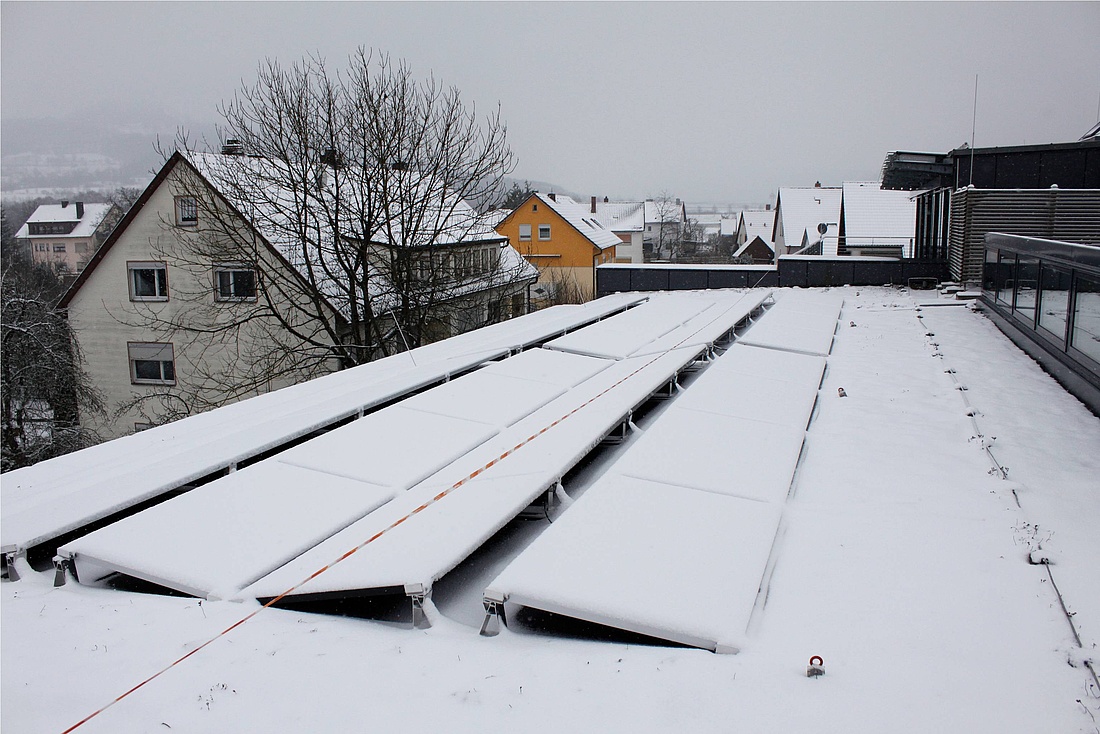 Kritisch kann es bei großen Flachdächern mit Photovoltaikanlage werden, wenn durch den zusätzlichen Schnee die Traglastreserve des Gebäudes ausgereizt oder gar überschritten wird. (Foto: IBC SOLAR AG)