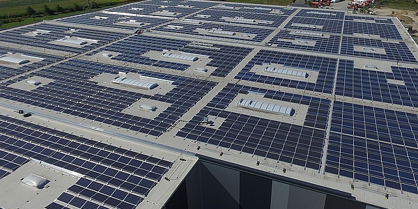 Hier sehen Sie das Dach der Logistikhalle in Bobenheim-Roxheim mit Solaranlage