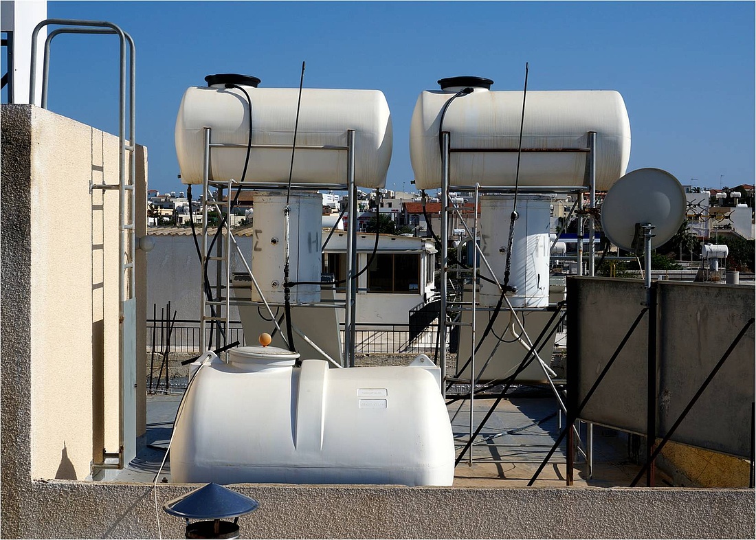 Da es in Zypern gerade im Sommer immer wieder zu Wasserknappheit kommt, wird dort per Gesetz ein größerer Wassertank auf dem Hausdach vorgeschrieben. Diese werden dann vielfach mit der Thermosiphonanlage konstruktiv verbunden. (Foto: energie-experten.org)