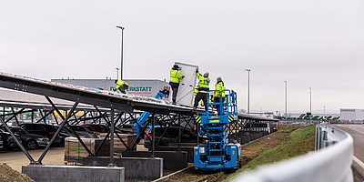 Die Montage der Solarpanels auf dem Solarcarport von Max Wild. (Foto: Max Wild GmbH)