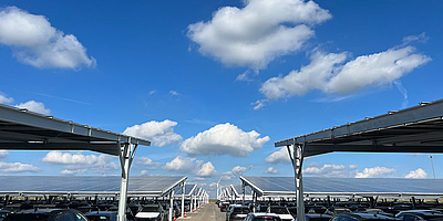 Das Bild zeigt einen Parkplatz mit Solardach in Rackwitz