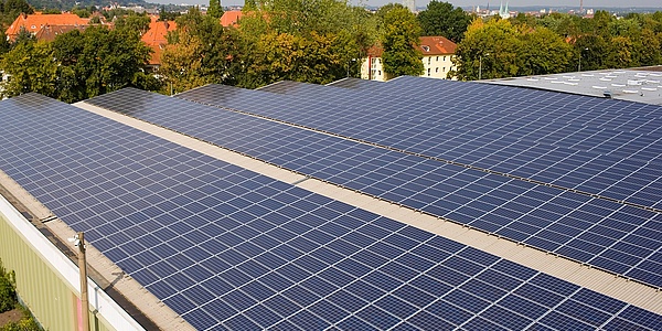 Das Bild zeigt die Solaranlage auf dem MoBiel-Betriebshof in Bielefeld.