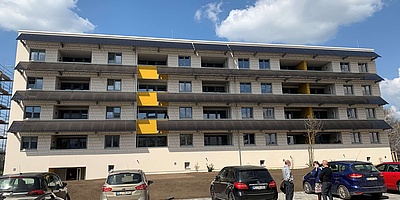 Solarmodule an der Südfassade des Mehrfamilienhauses im Albert-Mücke-Ring in Meißen (Foto: SEEG Service GmbH)