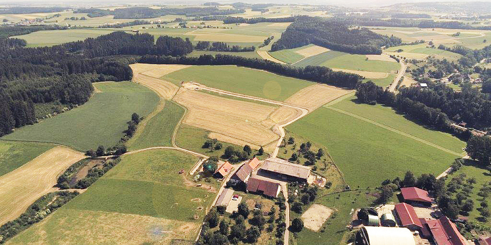 Das Bild zeigt eine Luftaufnahme des Biohofs in Rickertsreute.