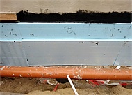 Eine versiegelte Kellerwand kann von außen mit speziellen Dämmplatten isoliert werden. (Foto: energie-experten.org)