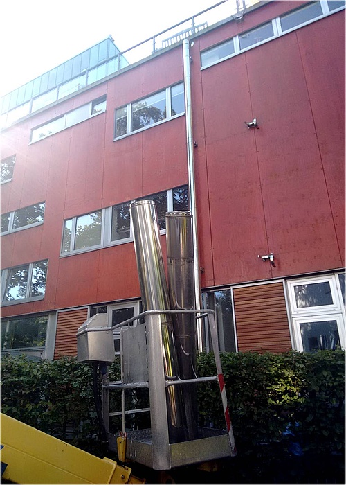 Beim Einbau eines Gas-Brennwertkessels in Bestandsgebäude wird häufig ein neuer Edelstahl-Schornstein an der Außenseite der Fassade errichtet. (Foto: energie-experten.org)