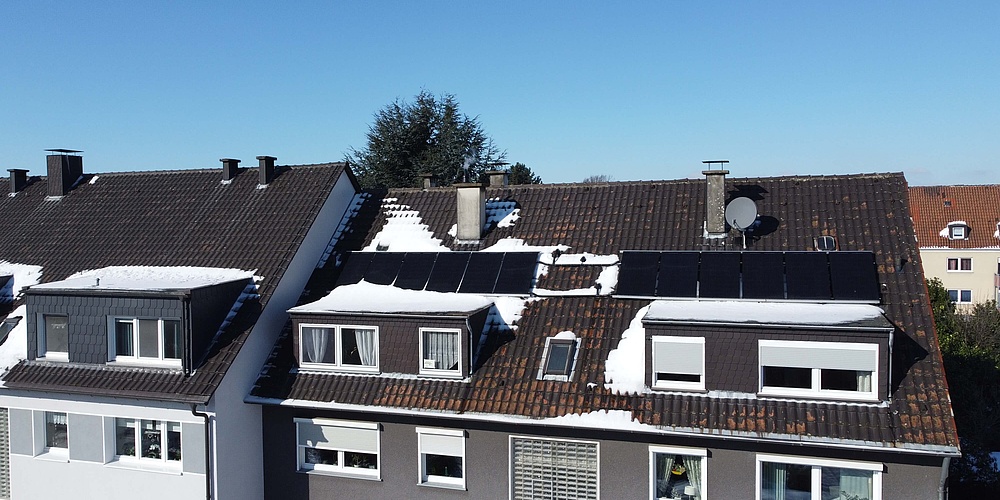 PVT-Kollektoren versorgen eine Wärmepumpe mit Solarstrom und Solarwärme in diesem Mehrfamilienhaus in Bochum. (Foto: Jens Wellen)