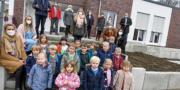 Das Bild zeigt Kinder und Erzieher:innen der Kita in Bottrop (Foto: Steag GmbH)