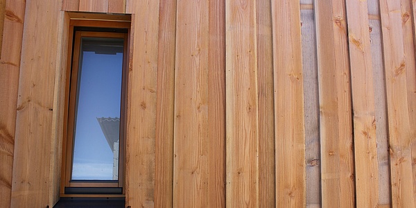 Hier sehen Sie die Holz-Außenfassade des Sonnenhauses in Engelswies