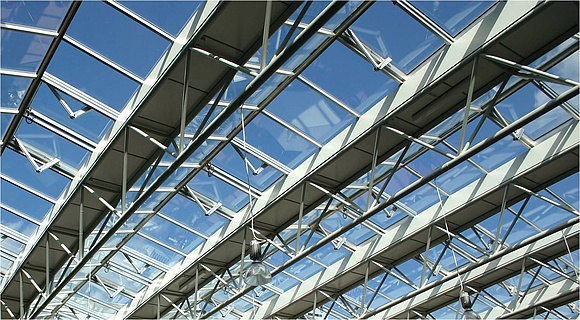 Ästhetik und Nachhaltigkeit kennzeichnen die Glasdachkonstruktion Arcilite mit dem Lüftungsflügel Ventria (Foto: ESSMANN GmbH)