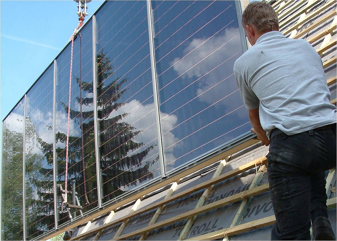 Montage dachintegrierter Solarmodule als Dacheindeckung (Foto: Dachdecker-Innung Hamburg)