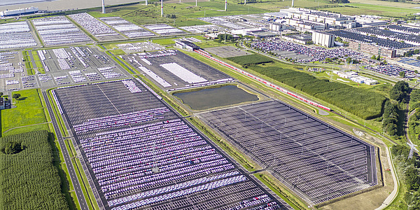 Hier sehen Sie eine Luftaufnahme der PV-Anlage des VW-Werks in Emden