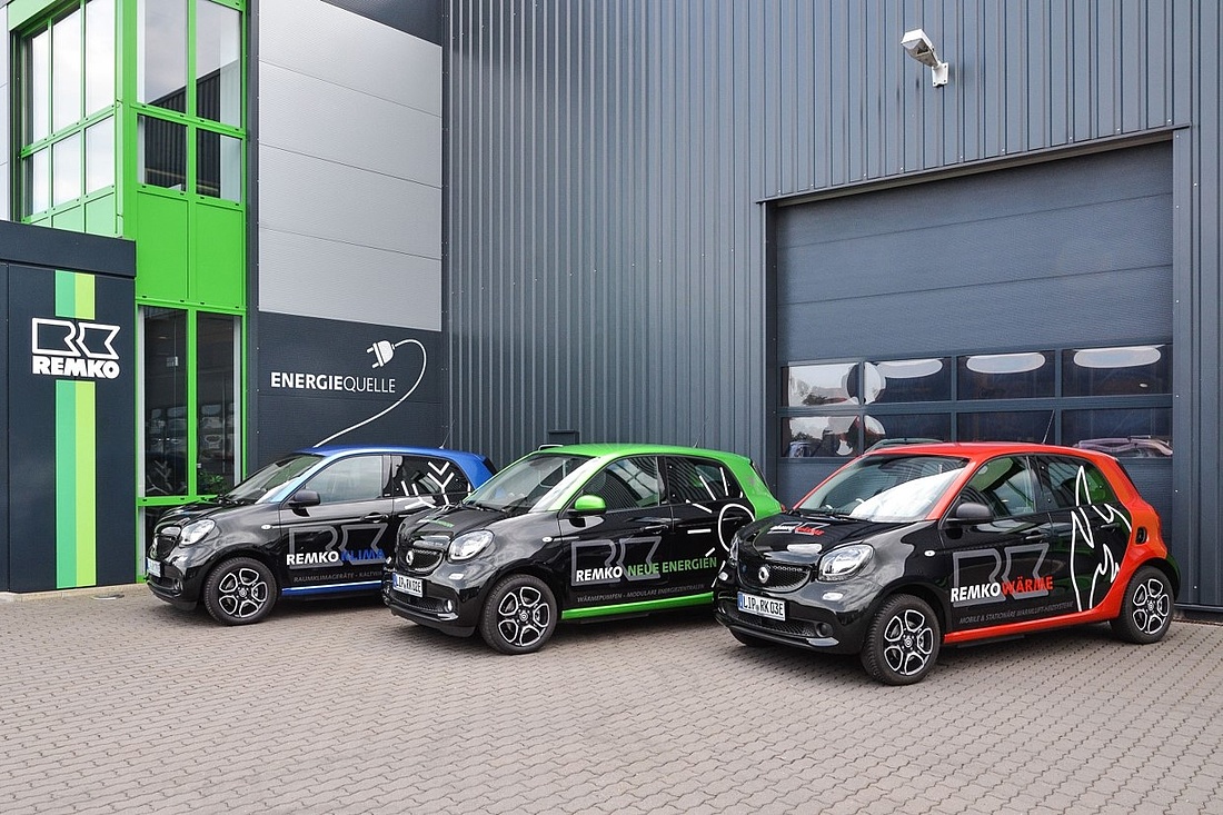Hier sehen Sie 3 Elektrofahrzeuge von Remko, die in ihrem Farbdesign jeweils eine der Remko-Produktsparten repräsentiert.