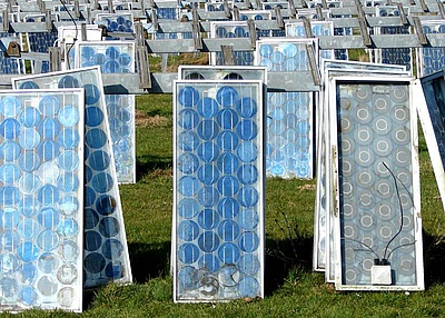 Wie nachhaltig ist Photovoltaik? - hier: Alte Photovoltaik-Module vor dem Recycling (Foto: PV CYCLE)